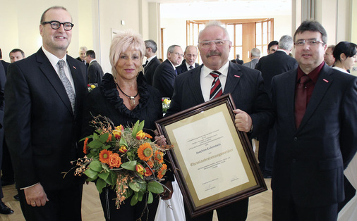 22 Jahre Amtszeit: Jetzt wurde Dr. Hans-Joachim Eulenstein zum Ehrenlandesinnungsmeister ernannt: (v.l.) Geschäftsführer Dr. Michael Dimanski, Ursula Eulenstein, Dr. Joachim Eulenstein und sein Nachfolger Andreas Röber.