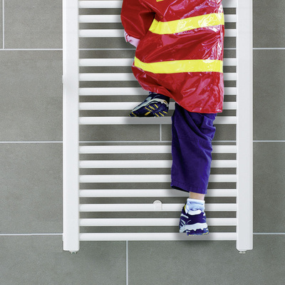 Solche Experimente werden sich im Alltag mit Kindern nie ganz unterbinden lassen — entsprechende Sicherheiten sollte daher die Befestigungstechnik bieten.