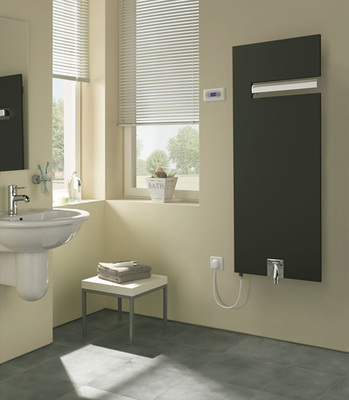 Designraumwärmer Plantherm von ­Arbonia mit Elektro-Zusatzheizung und kabelgebundener Bedieneinheit ­Comfort.