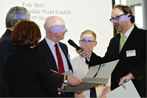 Aus dem Großhandel wurden Gisela Peikert aus Traunstein (l.) und Eric Betz aus Stuttgart für ihre außergewöhnlich guten Entwürfe prämiert.