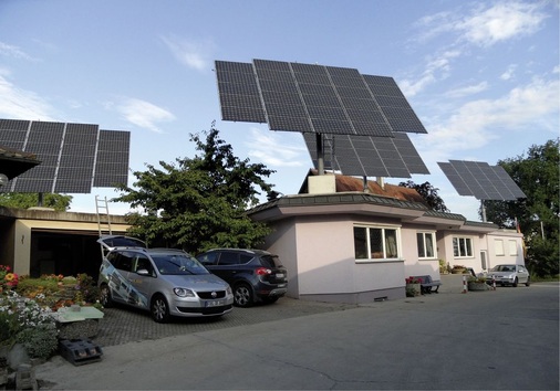 Rückkehr der Tracker: Nachgeführte Systeme erzeugen früher Strom und schalten abends später ab als fest installierte Dachanlagen. Im Bild: das neue Komplettsystem von Deger Energie. - © Foto: Deger Energie
