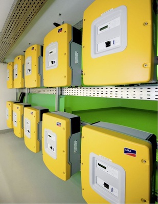 Solarwechselrichter in der Solar Academy von SMA. Den Wechselrichtern fallen neben dem Netzanschluss neue Funktionen wie die Steuerung des Stromverbrauchs zu.