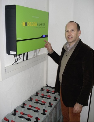 Artur Deger erläutert das Lademanagement der Batteriepakete des Komplettsystems MSS. Nun liegen die Daten des ersten Betriebsjahres vor. - © Foto: HS
