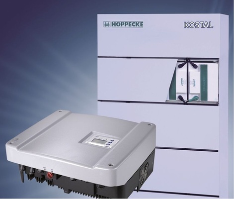 Kostal aus Schalksmühle ergänzt den kleinen Wechselrichter der Bauserie Piko um einen eigenen Batterieschrank. Damit können die Anlagenbetreiber ihre Generatoren auch nachrüsten, um den Solarstrom selbst zu verbrauchen.