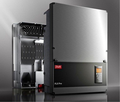 Der Wechselrichterhersteller Danfoss hat noch keine Komplettpakete vorgestellt, zeigt auf der Intersolar aber immerhin die neuen dreiphasigen Stringinverter ohne Trafo. Sie leisten zwischen 6 und 17kW. - © Foto: Danfoss
