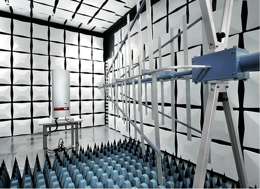 In diesem Prüfstand wird die elektromagnetische Verträglichkeit (EMV) ­eines IG-Plus-Wechselrichters getestet.