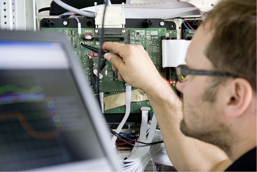 Stichprobenartige Kontrolle einer Platine in der Wechselrichterfertigung bei Fronius in Sattledt. Der österreichische Hersteller exportiert 95 % seiner Geräte.