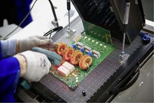 Beim sogenannten In-Circuit-Test erfolgt die erste elektrische Funktionskontrolle der Leiterplatten im Wechselrichter, die mit SMD-Automaten bestückt wurden.