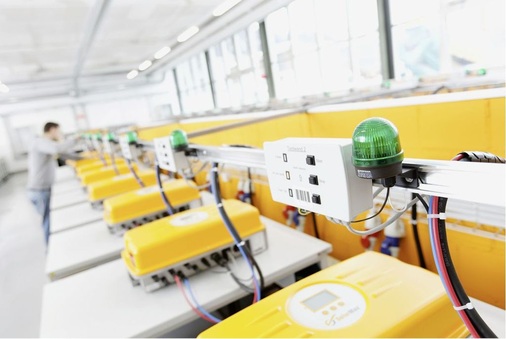 Teststrecke für Kleinwechselrichter bei Sputnik in Biel. Alle Geräte der Solarmax-Baureihe werden durchgeprüft, erst danach werden sie an die Kunden ausgeliefert.
