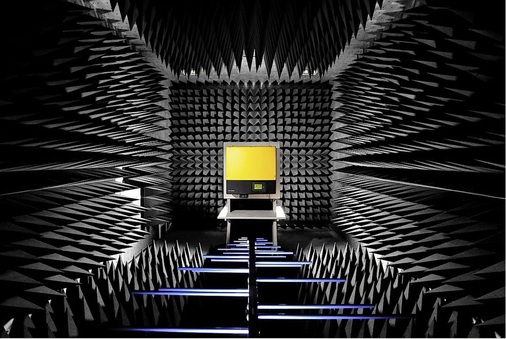 Sieht wie Science Fiction aus, ist es auch ein Stück weit: EMV-Prüfung bei SMA in Niestetal. Das elektromagnetische Wechselfeld wird durch eine Antenne erzeugt.