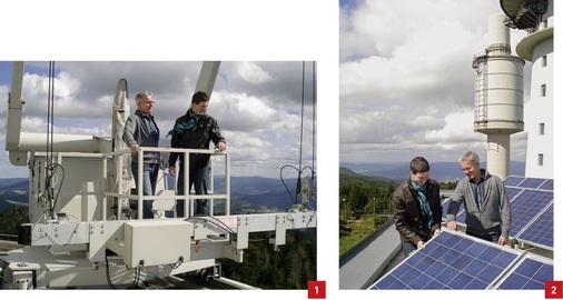 1 Ein kreatives Duo: Michael Schreiner (r.) und Willi ­ Wohlfart wollen den Ort verblichener Geheimnisse mit ­Solartechnik und einer Begegnungsstätte neu beleben. 2 Begutachtung des Testfeldes für Solarmodule: Die Witterung auf dem Hohen Bogen schwankt zwischen großer Hitze, extremer Kälte, starken Stürmen und Flauten.