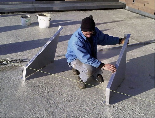 Verankerung des Montagesystems auf dem Dach der ehemaligen Abhörzentrale. Dieses muss hier später sehr hohe Belastungen ­aushalten.