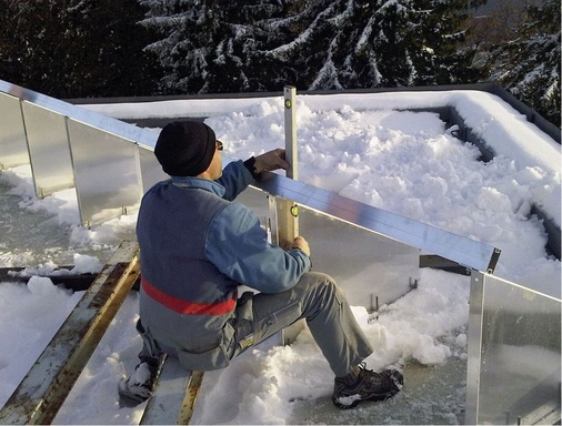 Installation der Modulreihen im Schnee: Im hart umkämpften PV-Markt können sich die Installateure nur durchsetzen, wenn sie ihren Kunden hohe Qualität liefern.