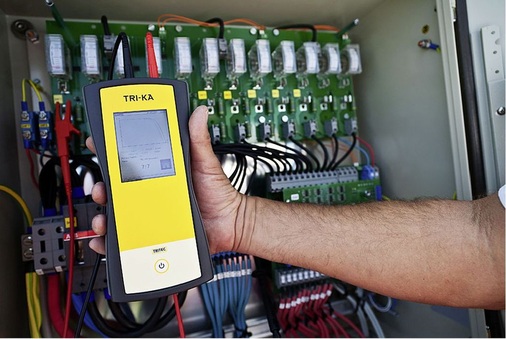 Die Werte der Kennlinie werden am Eingang des Wechselrichters abgenommen. Das Gerät zeigt sie grafisch an.