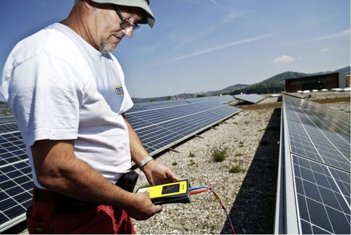 Schon mit handlichen Messgeräten wie dam Tri-Ka kann der Installateur die Betriebsdaten schnell und komfortabel prüfen.