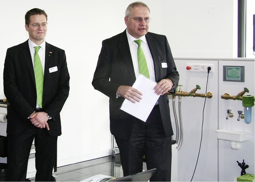 Demonstrieren die funktionsfähigen Enthärtungs­anlagen in den Schulungsräumen (v. l.): Christian ­Zehetgruber und Dr. Günter Stoll.