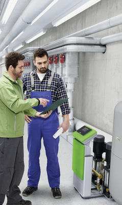 Diese beiden Herren tauschen sich gerade über das Kombigerät Variomat zur pumpengesteuerten Druckhaltung von Reflex aus. - © Reflex
