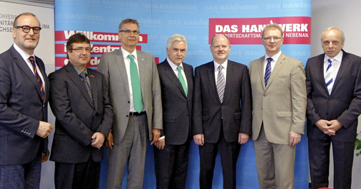 Stellten die neue Initiative des Fachverbandes vor (v.l.): Dr. Michael Dimanski, Andreas Röber, Peter Herold, Jack Leroy (beide Wilo), Bauminister Thomas Webel, Thomas Boehme (Grundfos) und Matthias Rasch (KSB).