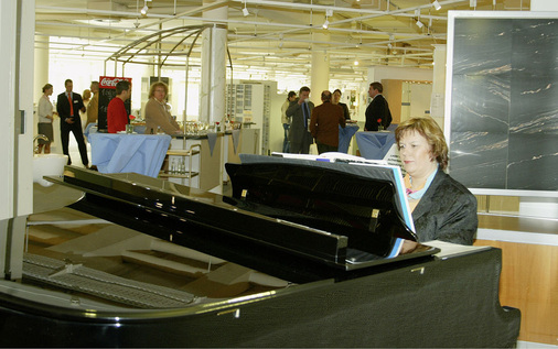 Guter Ton: Auch die stimmungsvolle Begleitung durch Original-Klaviermusik kann bei Ausstellungsbesuchern für die gewünschte (Kauf-)Laune sorgen. - © Foto: Liedelt

