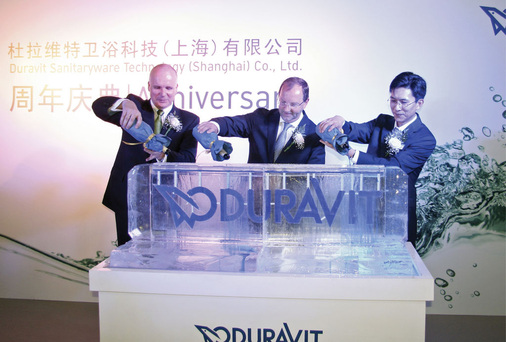 Feierliche Zeremonie zur Einweihung der neuen SensoWash i-Produktion (v.l.): Dirk Lange, Duravit-Chef China, Vorstandsvorsitzender Dr. Frank Richter und Jason Song, stellvertretender Chef Duravit Sanitaryware Technology in Shanghai.