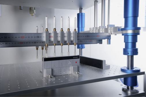 Beim Test der Fernbedienung werden mindestens 200000 Betätigungen mit einer Belastung von 0,5—1 kg simuliert.