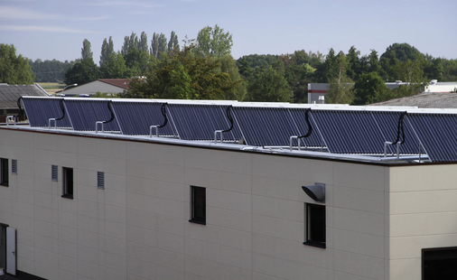 Beim Familienunternehmen Hustert Galvanik in Rahden, Nordrhein-Westfalen, kommt solare Wärme für die galvanischen Produktionsprozesse zum Einsatz. - © Ritter XL Solar
