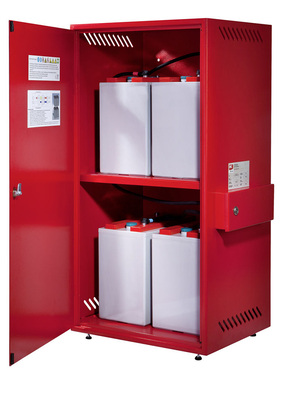 Solarstromspeicher, wie dieser von IBC ­Solar, rücken in den Fokus des Interesses. Auf seiner Internetseite bietet IBC Solar ­sogar einen Förderrechner für Speicher.