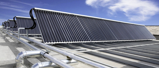 45 Vakuumröhrenkollektoren mit insgesamt 221 m² Bruttofläche sparen bei Hustert Galvanik jedes Jahr rund 12500 l Heizöl ein.