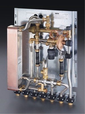 Dezentrale Wohnungsstationen wie die Regudis W von Oventrop werden über einen Pufferspeicher mit Wärme versorgt.