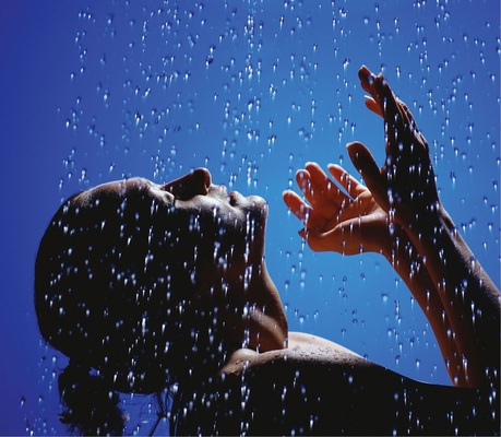 Duschen sollte der Hygiene dienen. Doch statt Keime und Bakterien ­loszuwerden, kann man sie sich im Bad auch einfangen. Die gefährlichen ­Untermieter lauern vor allem auf Duschköpfen.