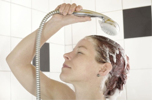 Legionellen lauern auch in der Dusche.