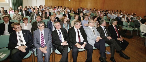 Aufmerksame Zuhörer bei der öffentlichen Mitgliederversammlung in Weingarten.