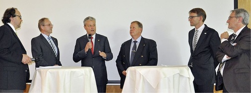 Interessante Podiumsdiskussion zum Top-Thema Bildungssystem und Nachwuchsmangel (v.l.): SBZ-Chefredakteur Dirk Schlattmann, Hauptgeschäftsführer Dr. Hans-Balthas Klein, ZV-Präsident Manfred Stather, Vorsitzender Joachim Butz, ZV-Hauptgeschäftsführer Elmar Esser und Berufsbildungsexperte Günter Hanninger.