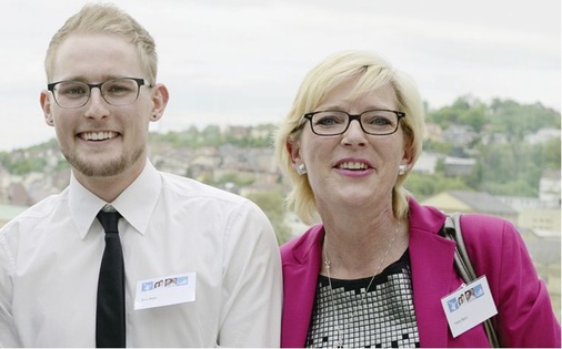 Eric Betz, hier mit Mutter und Badplanerin Vera Betz, die beim Kreativ-Wettbewerb auch schon gewonnen hat, bei der Preisverleihung: „Ich habe den Wettbewerb als Einstieg und Herausforderung gesehen, mich intensiver mit Bauherrenwünschen, der Produktwelt und dem Bad auseinanderzusetzen.“