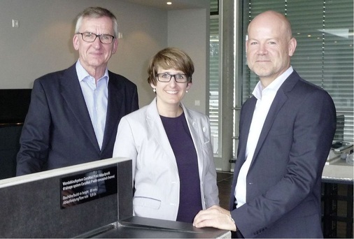 Stolz auf 100 Jahre Firmengeschichte (v. l.): Die Dallmer-Geschäftsführung Johannes Dallmer jun., Yvonne Dallmer und Harry Bauermeister.