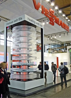 Mit beeindruckenden Eis-­Installationen setzt Viessmann auf Fachmessen das Thema Eisspeicher in Szene.
