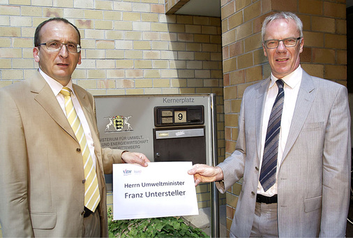 Prof. Christian ­Küchen (links), IWO, und Hans-Jürgen Funke, VEH, liefern das Positionspapier ihrer Verbände beim Umweltministerium Baden-Württemberg ab.