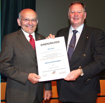 Hans Lanz (l.), ­langjähriger stellvertretender Vor­sitzender, wurde zum Ehrenvorstandsmitglied ernannt.