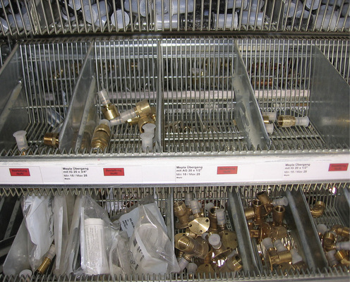 Materialkarten am Regal sorgen für übersichtlich und strukturiert untergebrachte Fitting- und Ersatzteile. Zudem ermöglichen sie eine optimale Mengensteuerung und -kontrolle.