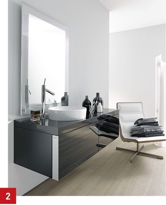 Diese Duravit-Kombination wurde mit verschiedenen Vasen und einem Dreh-stuhl im Vintage-Stil zusammengestellt.