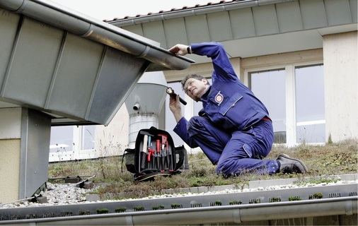 Neben der traditionellen Metall­bekleidung von Dach und Fassade kann der Klempner heute weitere ­Geschäftsfelder besetzen: Das Gründach gehört ebenso dazu wie Blitzschutz oder Lüftungsanlage.