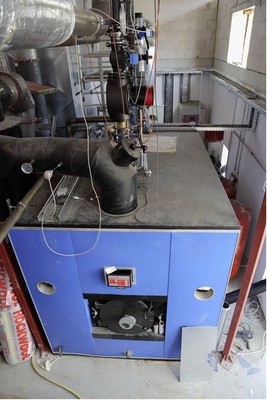 Der Strohkessel von Lin-Ka ­während der Bauarbeiten. Vorne auf der Oberseite ist das Abgasrohr, das ebenfalls zu einem Zyklon führt.