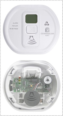 Kohlenmonoxidwarnmelder Ei208DW-D von Ei Electronics mit Innenleben. Bei gefährlichen Konzentrationen leuchtet ein Totenkopf auf und das Gerät fordert zum ­Verlassen des Gebäudes auf.