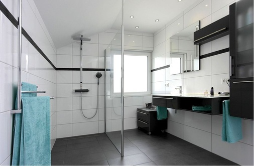 Für die barrierefreie Duschabtrennung gab es für HSK den ZVSHK-Produkt-Award. Badplaner Stefan Wolz baute dieses Bad und setzte die Walk In Easy Comfort ein.