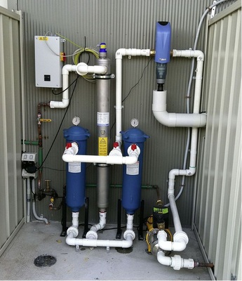 Die zur hygienischen Sicherheit der Eigenwasserversorgung eines landwirtschaftlichen Betriebs in ­Bayern installierte Mehrfach­barrieren-Anlage mit Vor- und Feinfilter sowie UV-Desinfektion.