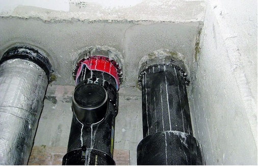 Medienleitungen mit Cura­flam Segment SM Pro. Rechts: auf mit ­Synthesekautschuk isolierter Leitung; Mitte: auf nicht ­isolierter, aber mit Schallschutzstreifen versehener Leitung.