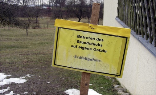 Manche Schäden kommen schleichend: Eine nicht abgedichtete Erdwärmesondenbohrung verstärkt Auslaugprozesse in den Grundgipsschichten — sogenannte Erdfälle sind die Folge.