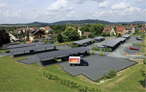 Carport-Anlage auf dem Firmengelände von IBC Solar. Die Anlage erreicht eine Eigenverbrauchsquote von über 80 %.