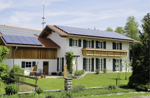 Die Wiosun PV-Therm-Module vom Solarzentrum ­Allgäu kombinieren PV und Solarthermie. Durch den Kühleffekt steigt auch die Ausbeute des PV-Stroms.