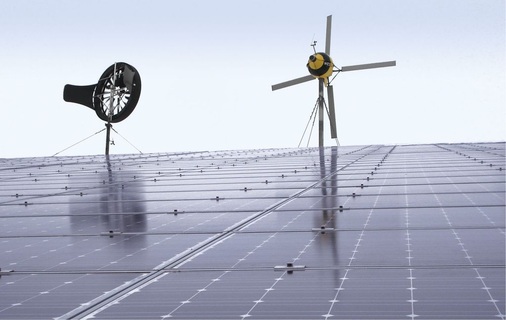 Photovoltaik auf dem Hallendach, zwei Windräder auf dem Hof: Die Firma SBWW im schwäbischen Gäufelden baut ökologische Komplettsysteme für Gebäude.